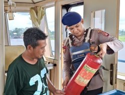 Patroli Rutin, Kapal Ditpolairud Polda Kalteng Periksa Alat Keselamatan