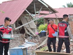 Polri Peduli Masyarakat: Personel Dit Samapta Polda Bengkulu Bantu Warga Bersihkan Rumah Roboh Pasca Gempa 6,3 SR