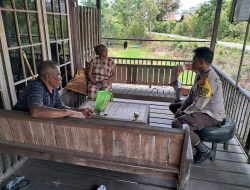 Pererat Silaturahmi, Bhabinkamtibmas Polsek Sabangau Sambangi Mantir Adat Bereng Bengkel