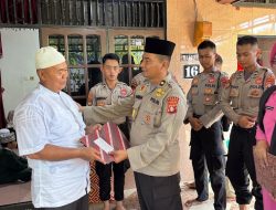 Sampaikan Belasunglawan Dan Tali Asih, Ditsamapta Polda Kalteng Berikan Santunan Ke Rumah Duka Purnawirawan Kompol Muludin.