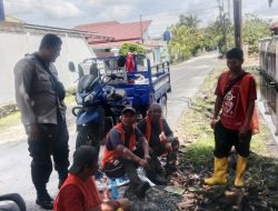 Bhabinkamtibmas Langkai Dampingi Kegiatan Drainase di Jalan Damang Pijar