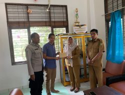 Bhabinkamtibmas Panarung Saksikan Penyerahan Bantuan Tali Asih kepada Keluarga Almarhum Ketua RT