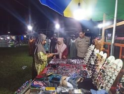 Dengan Berjalan Kaki, Polsek Sabangau Ciptakan Rasa Aman pada Pasar Malam Kalampangan