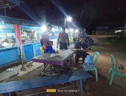 Pertahankan Keamanan, Anggotq Polsek Sabangau Datangi Pasar Malam di Kalampangan
