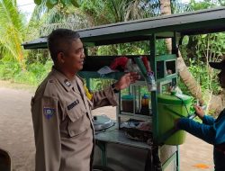 Hentikan Tukang Bakso, Polsek Sabangau Sampaikan Pesan Kamtibmas secara Humanis