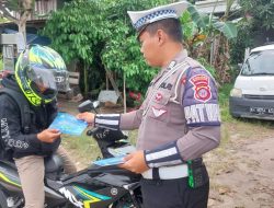 Pembagian Brosur Oleh Personil Satlantas Polres Katingan Tentang Keselamatan Berlalu Lintas Kepada masyarakat.