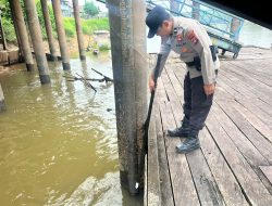 Piket Polsek Bulik Cek debit air di Wilayah Polsek Bulik