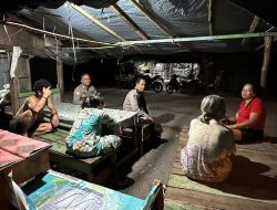 Polsek Bukit Batu Sambangi Warung, Jaga Suasana Aman di Kelurahan Tumbang Tahai