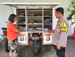 Anggota Polsek Bukit Batu Dekatkan Literasi bagi Masyarakat dengan Motor Bajaka Presisi