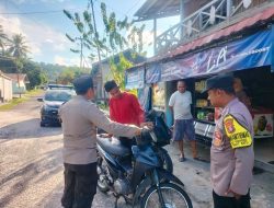 Tingkatkan Silaturahmi, Polsek Bukit Batu Sampaikan Pesan Kamtibmas di Tengah Patroli