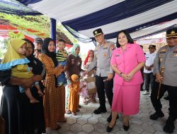 Polri Untuk Masyarakat, Kapolda Kalteng Pimpin Bakti Kesehatan Dan Berikan Bansos Saat Kunker Di Barsel