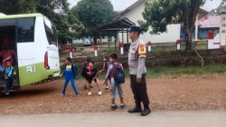 Polsek Lamandau Gelar Turjawali Bantu Menyeberangkan Pelajar