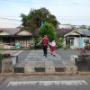 Gelar Turjawali Bantu Seberangkan Anak Sekolah Pagi Hari