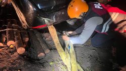 Tanggap dan Responsif, Pammat Ditsamapta Polda Kalteng Evakuasi Mobil Terperosok
