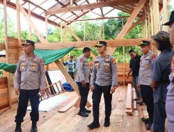 Kapolres Katingan Tinjau Progres Pembangunan Bedah Rumah Warga dalam Rangka HUT Bhayangkara ke-79