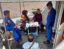 Melalui Klinik Terapung Kapal Polisi, Ditpolairud Polda Kalteng Sasar Masyarakat Pesisir