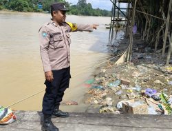 Antisipasi Bencana Banjir, Piket Polsek Marikit Pantau Situasi Debit air Das Katingan.