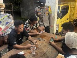 Personil Polsek Sambang Masyrakat yang Sedang Bersantai
