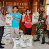 Bhabinkamtibmas Polsek Sematu Jaya Bantu Distribusi Beras Bantuan Pangan kepada Warga Masyarakat