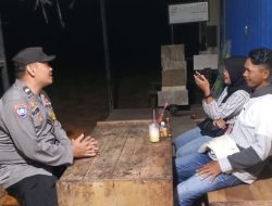 Personil Polsek Sambang Masyrakat yang Sedang Bersantai