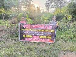 Bhabinkamtibmas Polsek Delang menyambangi warga sosialisasi pencegahan Karhutla