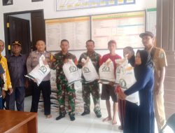 Bhabinkamtibmas Polsek Bulik Bantu Distribusi Beras Bantuan Pangan kepada Warga Masyarakat