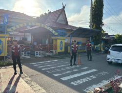 Satuan Samapta Polres Lamandau Bantu Anak Sekolah Menyeberang Jalan