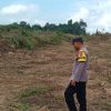 Bhabinkamtibmas Cek Lokasi Lahan Penanaman Jagung dalam program ketahanan pangan