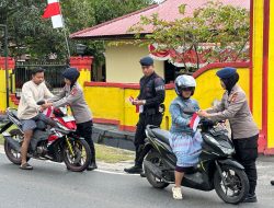 Tanamkan Semangat Nasionalisme Jelang HUT RI ke-80, Brimob Kalteng Bagikan Ratusan Bendera Merah Putih ke Pengguna Jalan Raya