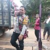 Bhabinkamtibmas Dampingi Penyaluran Bantuan demi Tepat Sasaran