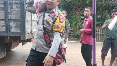 Bhabinkamtibmas Dampingi Penyaluran Bantuan demi Tepat Sasaran