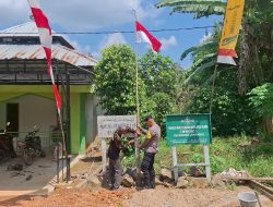 Sambut HUT RI ke-80, Bhabinkamtibmas Polsek Lamandau Ajak Warga Pasang Bendera Merah Putih