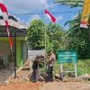 Sambut HUT RI ke-80, Bhabinkamtibmas Polsek Lamandau Ajak Warga Pasang Bendera Merah Putih