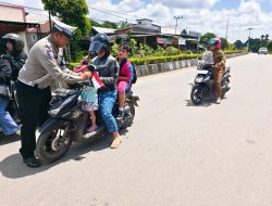 Satlantas Polres Lamandau Bagikan Ratusan Bendera Merah Putih Sambut HUT ke-80 Kemerdekaan RI