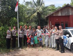 *Maknai Kemerdekaan, Ditlantas Polda Kalteng Bagikan 1.000 Bendera Merah Putih Kepada Pengguna Jalan dan Masyarakat*
