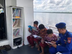 Ditpolairud Polda Kalteng Dukung Dunia Pendidikan Melalui Kegiatan Kapal Melek Huruf