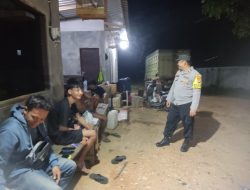 Personil Polsek Sambang Masyrakat yang Sedang Bersantai
