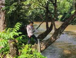 Piket Polsek Delang cek debit air DAS Delang