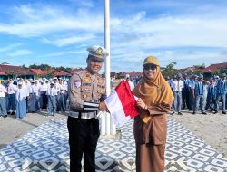 Jadi Irup di Sekolah, Kasat Lantas Polres Katingan Bagiakan Bendera Merah Putih