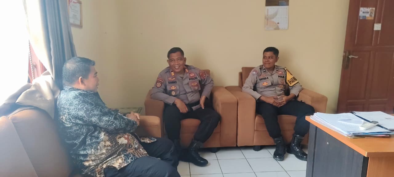 Kapolsek Bulik Bersama Bhabinkamtibmas Sambangi Kantor Kelurahan Nanga Bulik Jalin Sinergi dan Silaturahmi