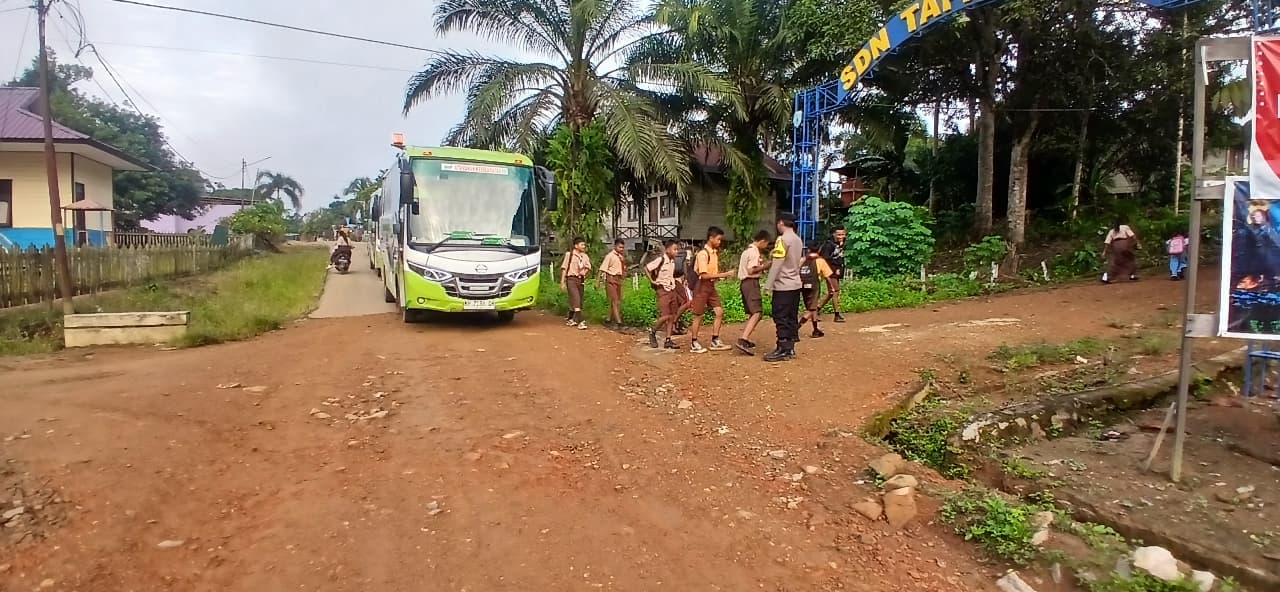 Anggota Polsek lamandau Pengaturan lalu lintas Jalan di Pagi hari