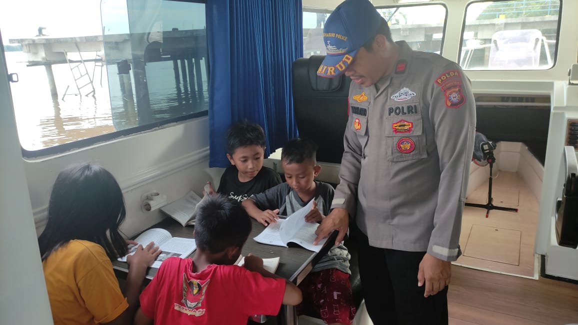 Ditpolairud Polda Kalteng Dukung Dunia Pendidikan Lewat Kapal Perpustakaan Terapung di Das Kumai
