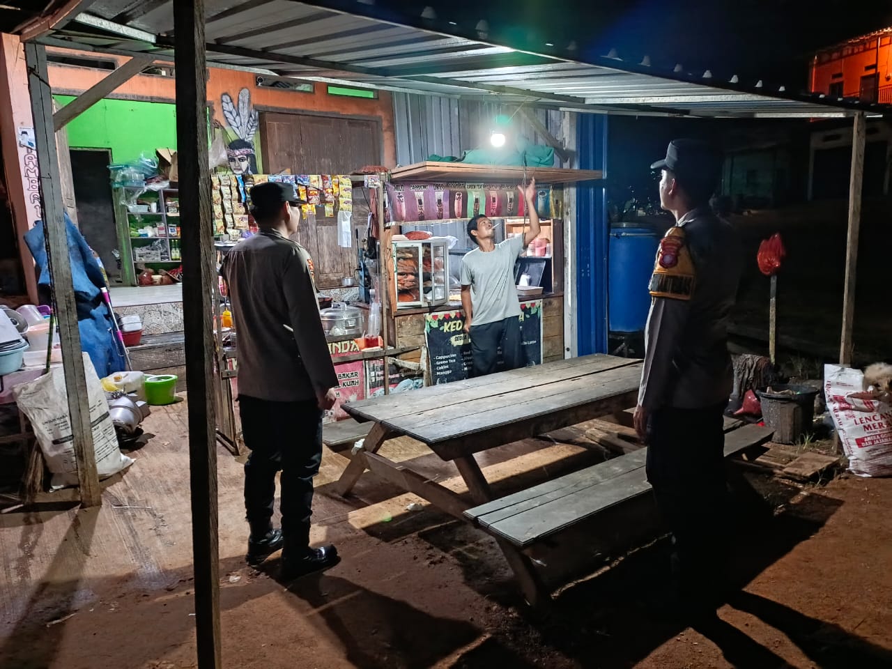 Piket Polsek Lamandau Silaturahmi Ke Pedagang