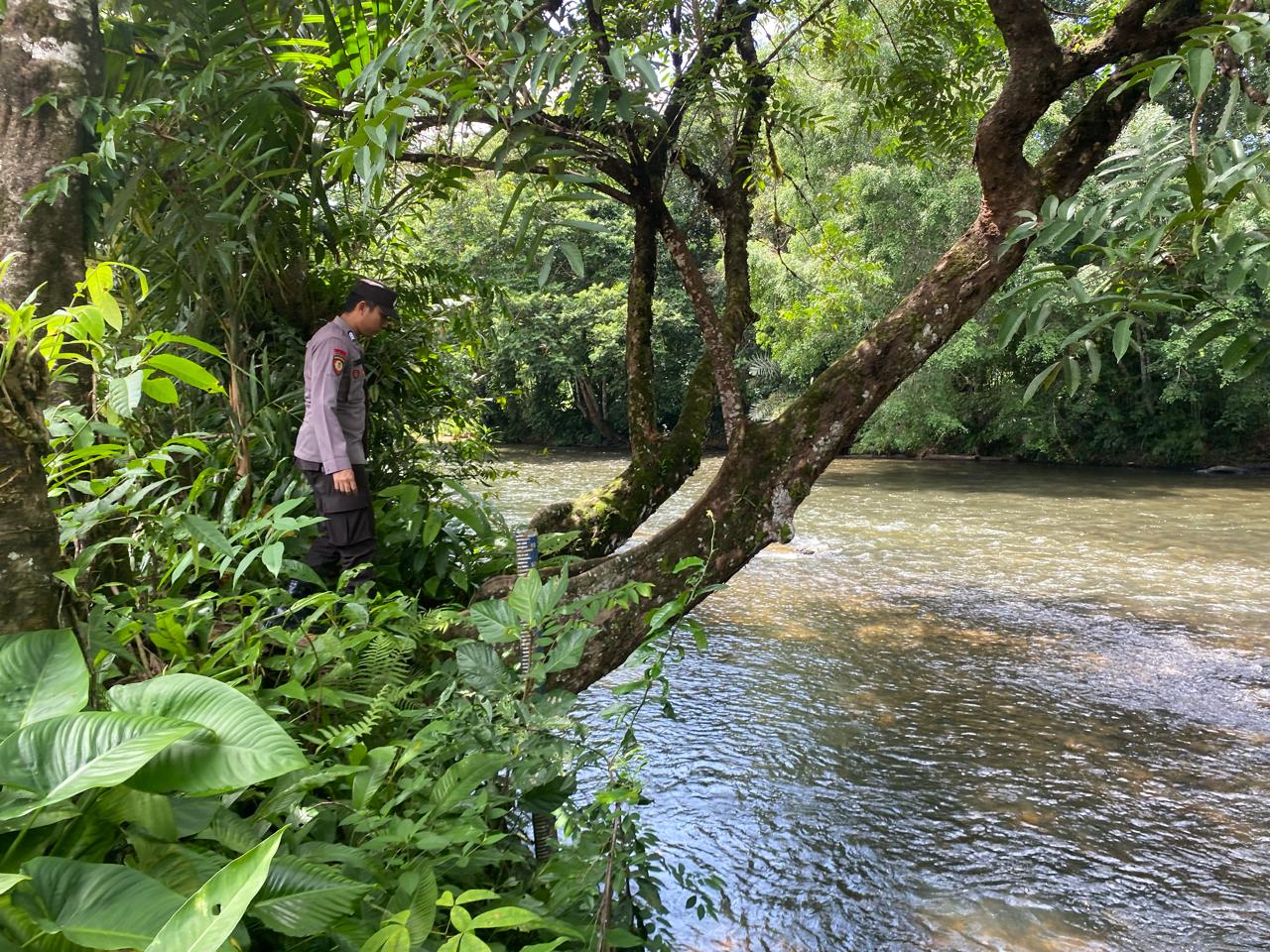 Piket Polsek Delang cek debit air DAS Delang