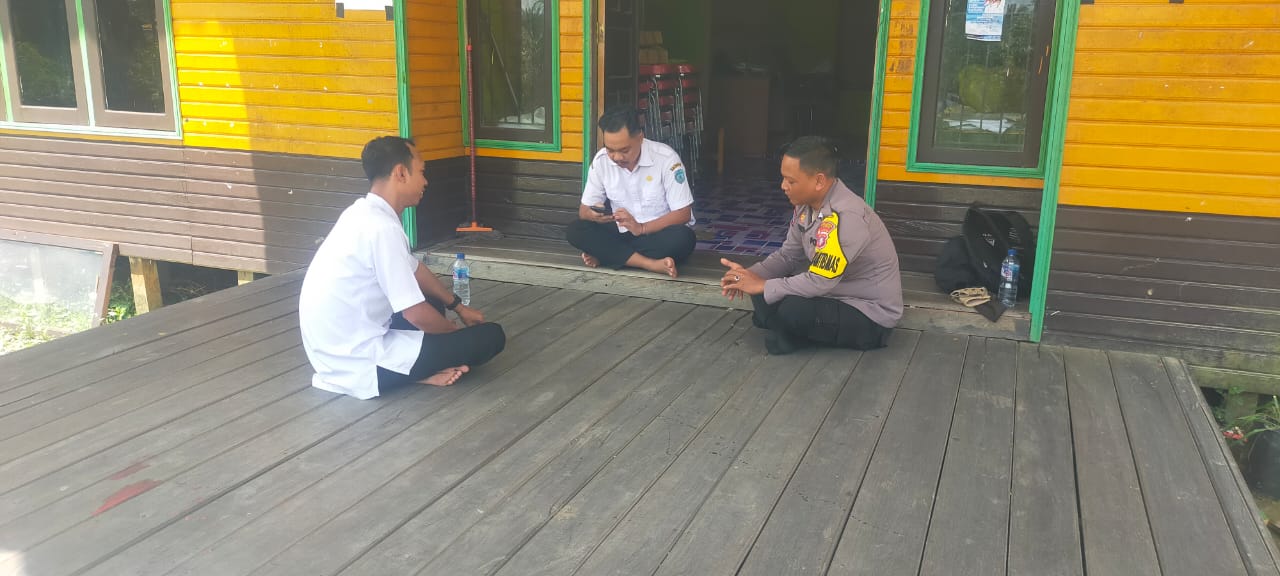 Bhabinkamtibmas Silaturahmi ke Kantor Desa Binaan