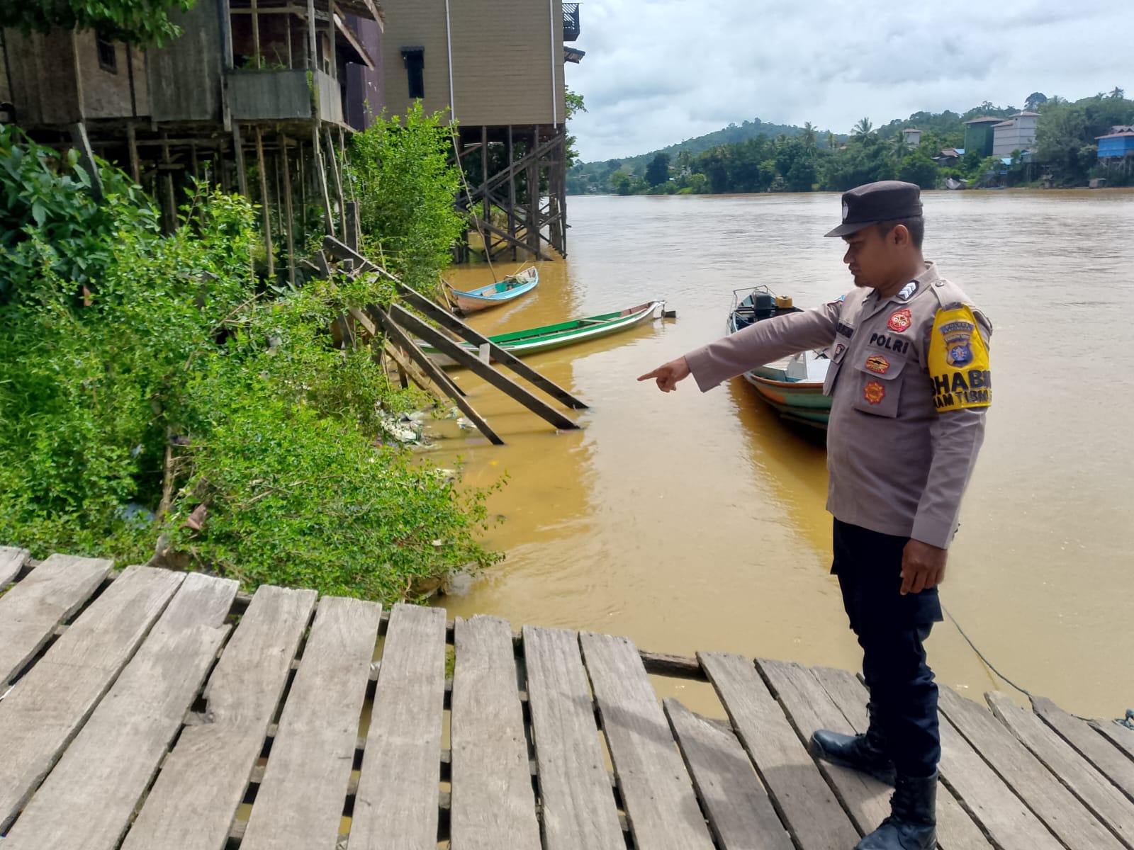 Antisipasi Bencana Banjir, Personil Polsek Marikit Pantau Debit Air DAS Katingan.