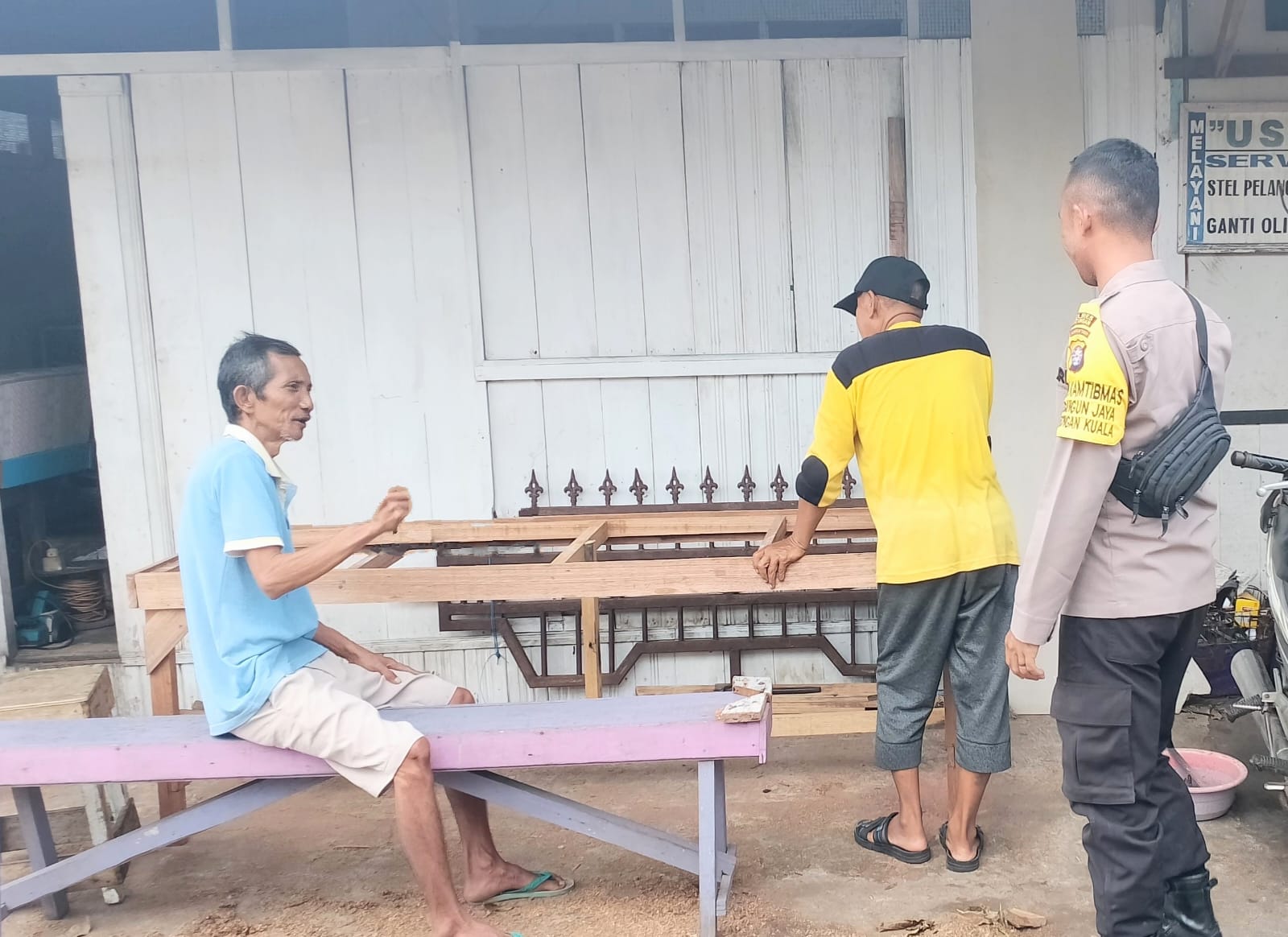 Bhabinkamtibmas Kunjungi Warga Desa Binaan, Cipatakan Situasi Yang Kondusif Di Wilayahnya