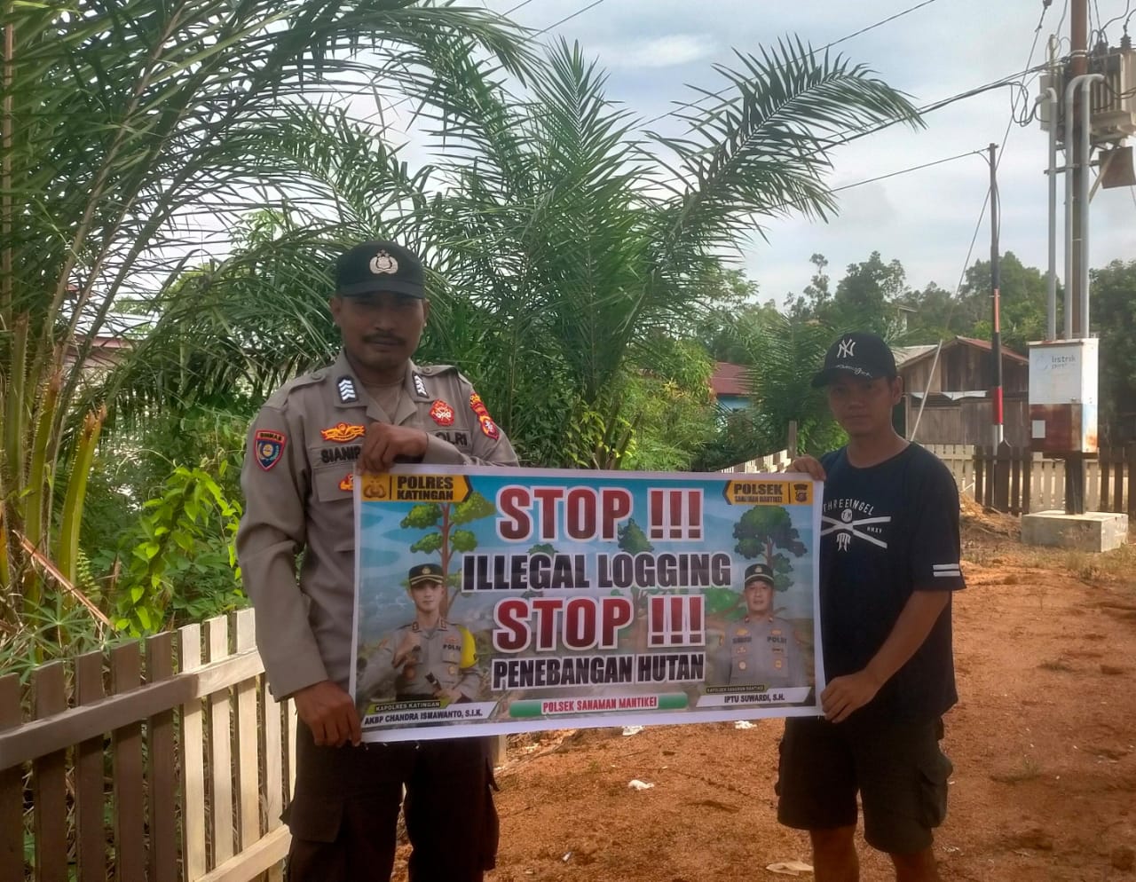 Bhabinkamtibmas laksanakan Sosialisasikan tentang larangan dan sangsi Pidana bagi pelaku Ilegal Logging kepada masyarakat di  Desa Binaan.