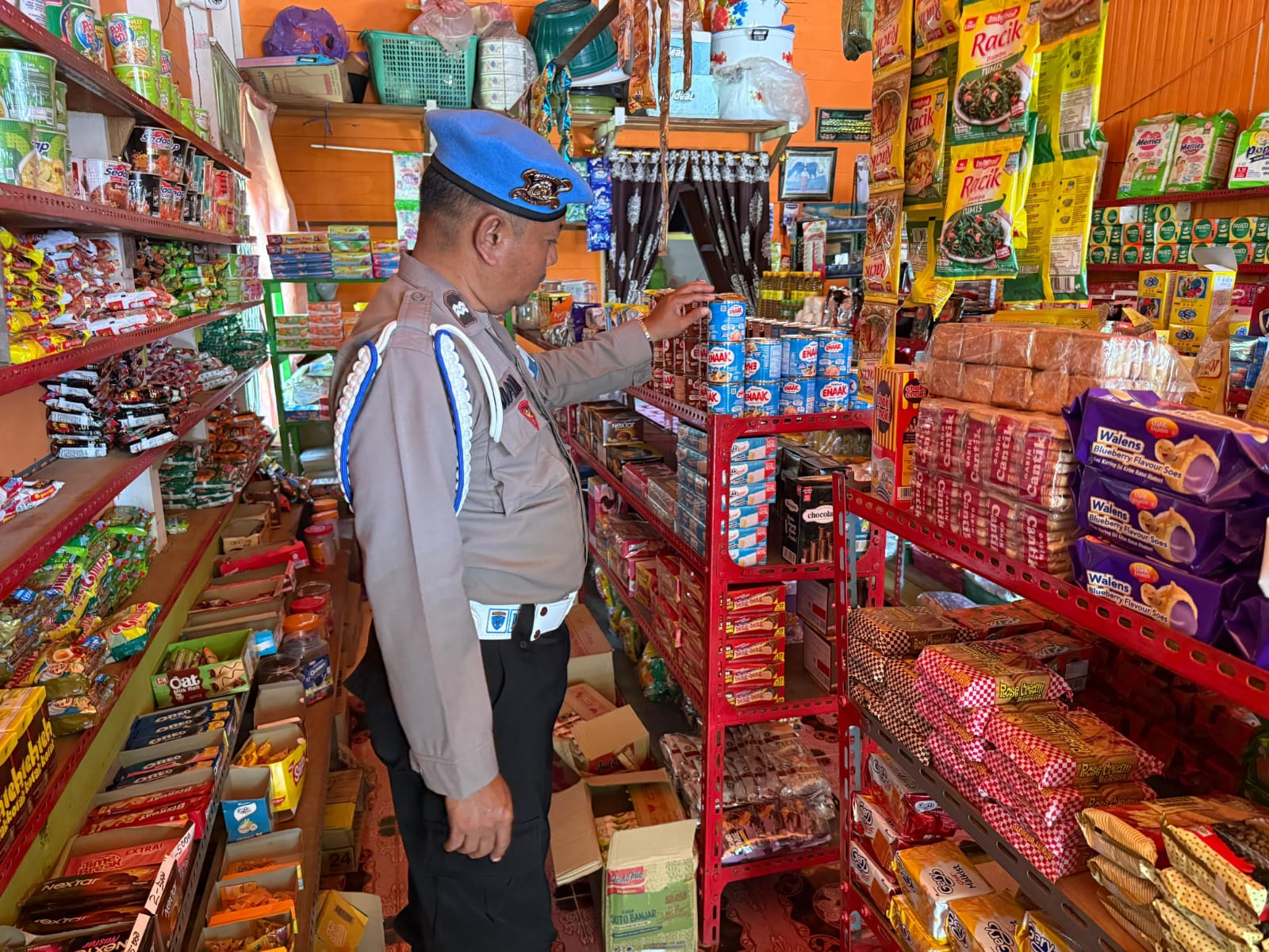 Polsek Montallat Laksanakan Pengecekan Sembako Untuk Pantau Stok Dan Harga Di Pasaran