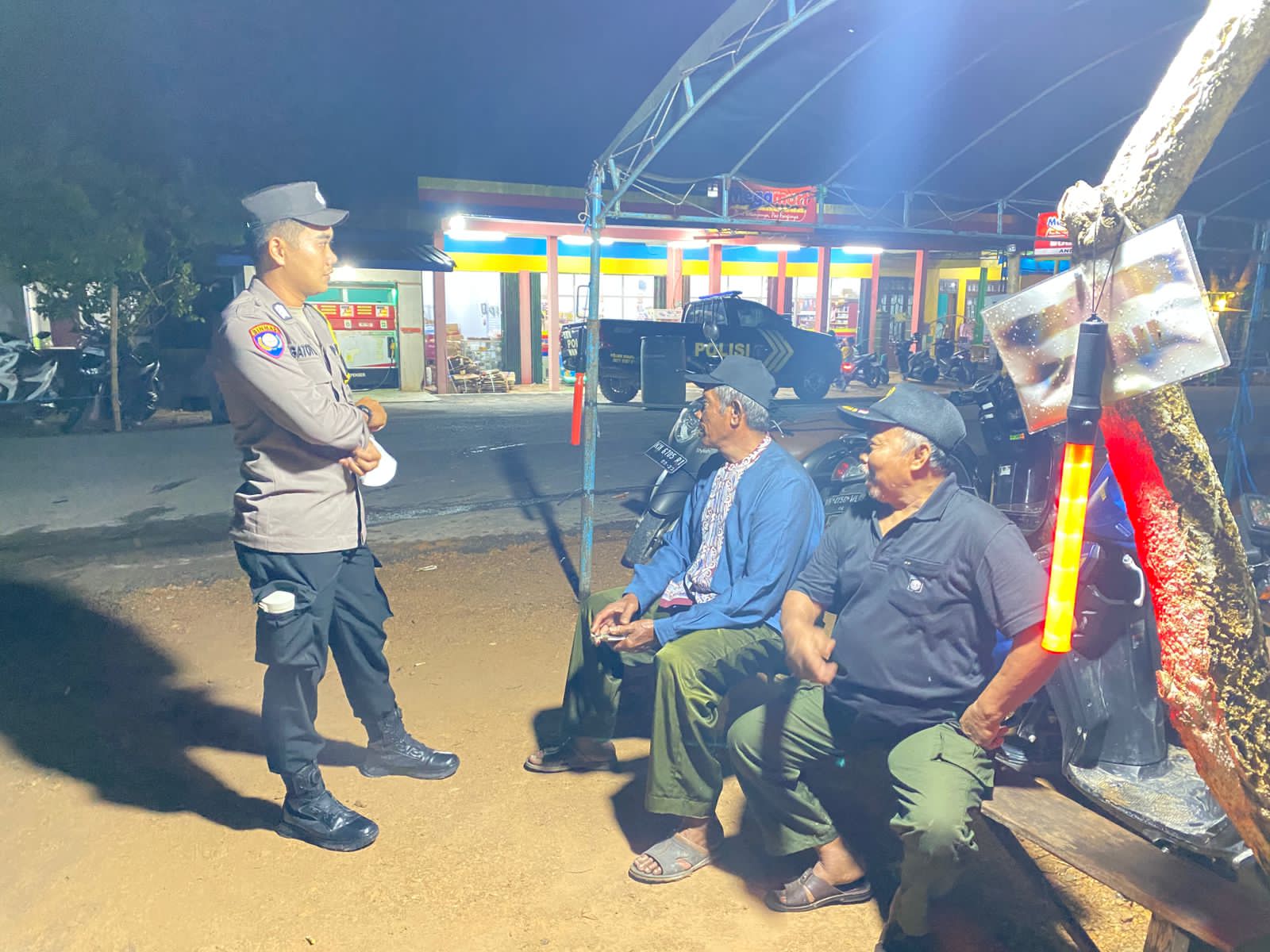 Jalin Silaturahmi Personil Polsek Sematu jaya Ke Tokoh Masyarakat